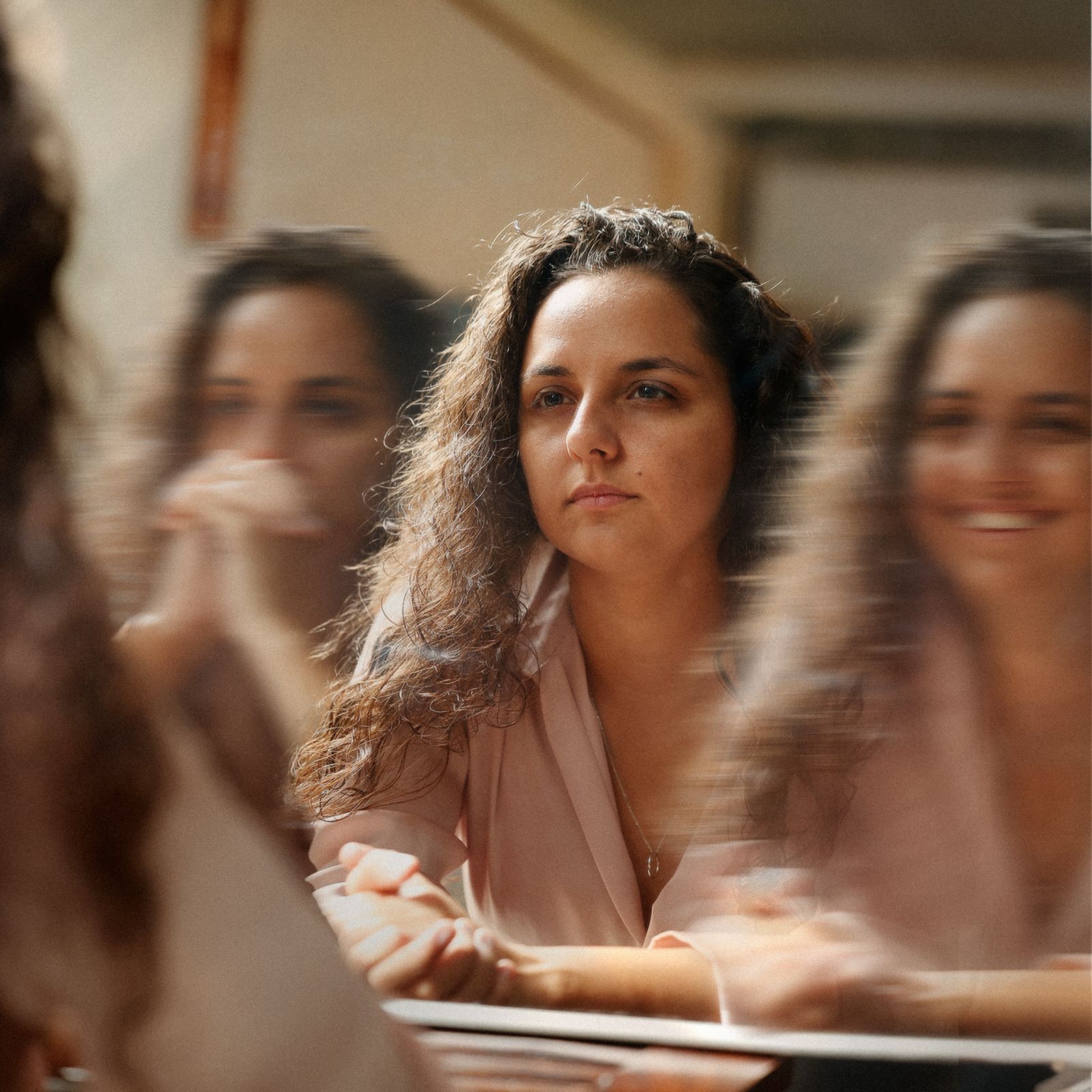 חדר מלא מראות — ליגל